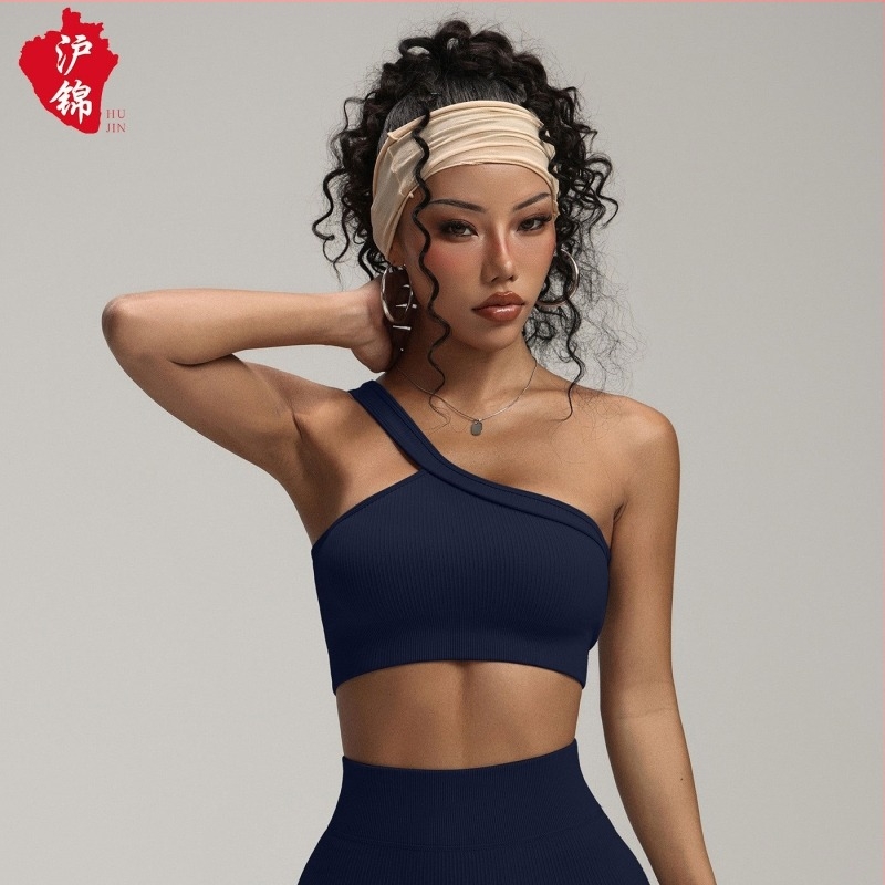 Női jóga felső egyvállas halter nyakú sportmelltartó, 3/4 kosár, oldalsó csat, anyag: nejlon 90% + spandex 10%.
