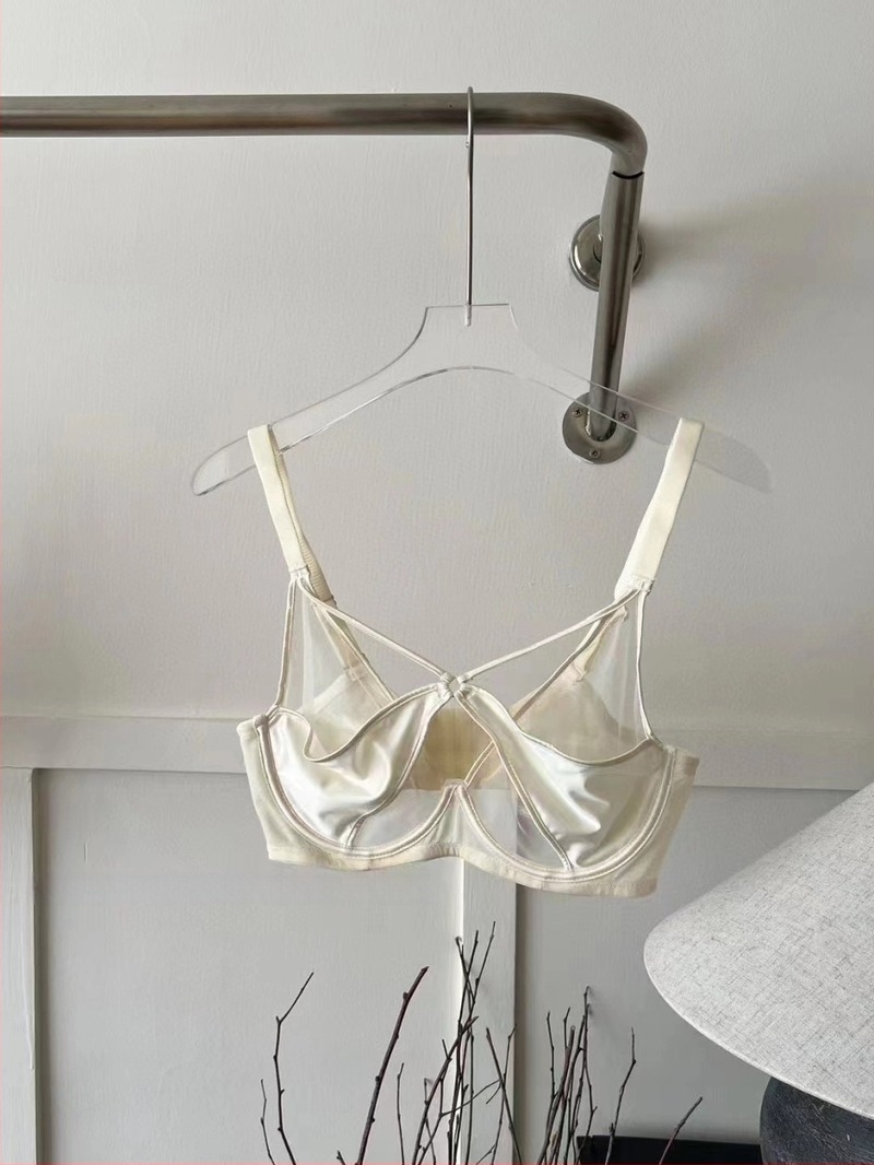 3/4-es kosaras melltartó, ultrányen formájú csésze, csipke, fő anyag: nylon, bélés elasztán 30–50%, fix kettős vállpántok, hátul három sor kapocs