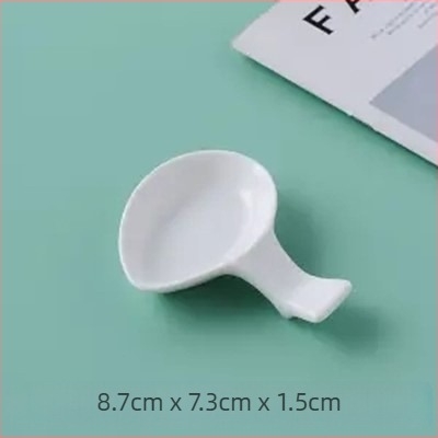 Szállodai asztalokhoz porcelán pálcika- és kanál tartó — csontporcelán, mázolt felület, világos luxus stílus, logóval testreszabható