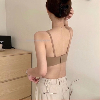 Drót nélküli melltartó háromszög kosarakkal, vékony moldkosár, nylon anyag, varrás nélküli, fix dupla pántok, hátoldali három sor horogzárás, emel és tart