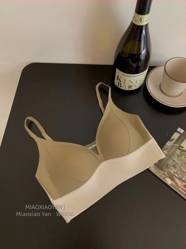 Drót nélküli melltartó háromszög kosarakkal, vékony moldkosár, nylon anyag, varrás nélküli, fix dupla pántok, hátoldali három sor horogzárás, emel és tart