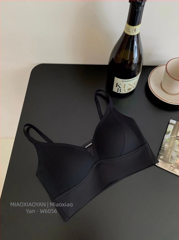 Drót nélküli melltartó háromszög kosarakkal, vékony moldkosár, nylon anyag, varrás nélküli, fix dupla pántok, hátoldali három sor horogzárás, emel és tart