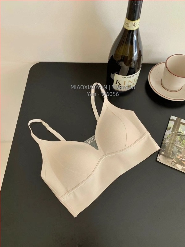 Drót nélküli melltartó háromszög kosarakkal, vékony moldkosár, nylon anyag, varrás nélküli, fix dupla pántok, hátoldali három sor horogzárás, emel és tart