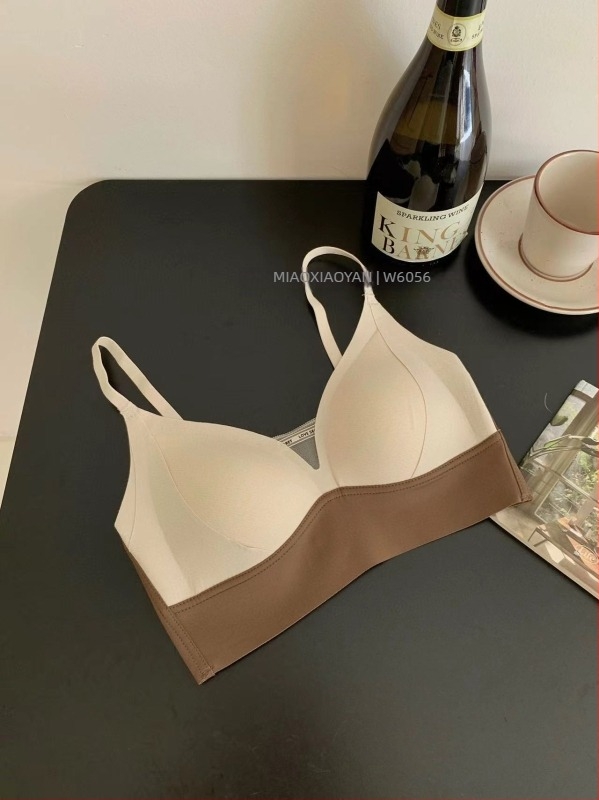 Drót nélküli melltartó háromszög kosarakkal, vékony moldkosár, nylon anyag, varrás nélküli, fix dupla pántok, hátoldali három sor horogzárás, emel és tart