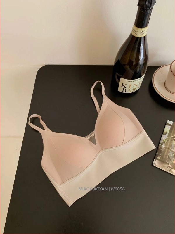 Drót nélküli melltartó háromszög kosarakkal, vékony moldkosár, nylon anyag, varrás nélküli, fix dupla pántok, hátoldali három sor horogzárás, emel és tart