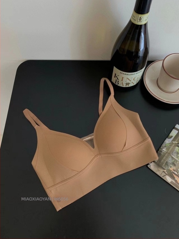 Drót nélküli melltartó háromszög kosarakkal, vékony moldkosár, nylon anyag, varrás nélküli, fix dupla pántok, hátoldali három sor horogzárás, emel és tart