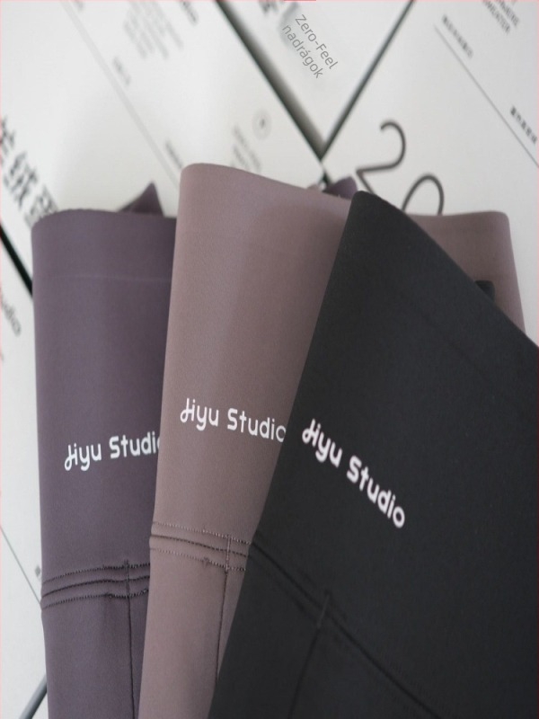 Nylon anyagú leggings haskontrollal és fenékemeléssel – karcsúsító szabás, 9 pontos hossz, egyszínű