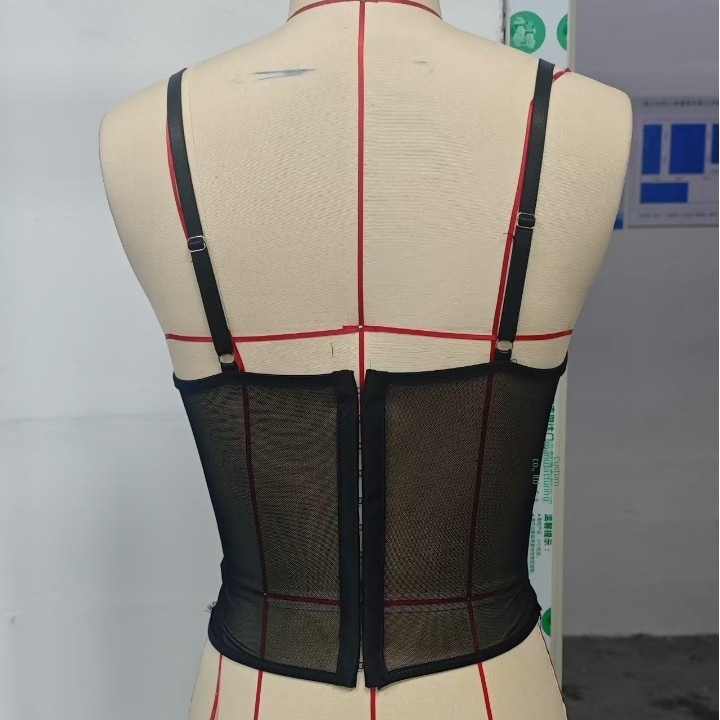 Naisen pántos top sling-stílusban, karcsúsított fazon, rövid hossz 40–50 cm, növény- és virágmintás