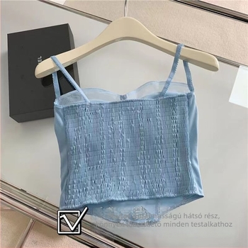 Slim-fit csipkés toppal margaréta motívummal, hátul halcsont mintával, anyag: tejselyem keverék poliészterrel 50–70%, ultra rövid hossz