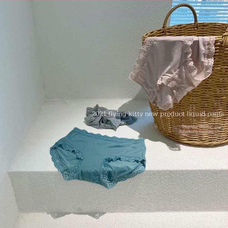 Macska-stílusú folyadékhatású bugyi, varrás nélküli, lélegző, csipkés szegéllyel Ice Silk
