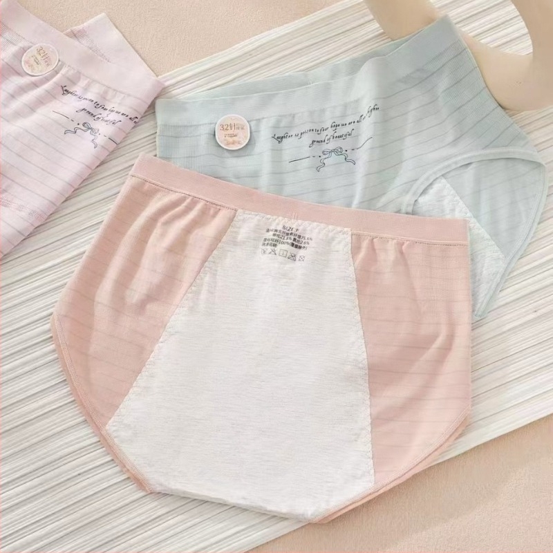 Női menstruációs, szivárgásmentes, varrat nélküli, magas derekú alsónemű; anyag: regenerált cellulóz rost (75,6%), ágyéknál: viszkóz (100%)