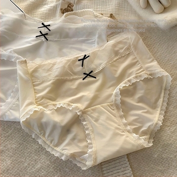 Női ice silk alsónemű, középső derekú, fő anyag nylon, ágyékrész pamut bélés, gyorsan száradó