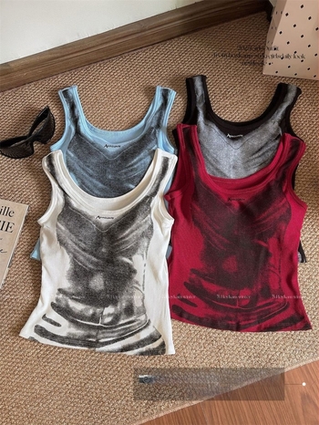 Camisole felső pántokkal, sling stílus, karcsú szabás, rövid hossz, zenei rock minta, rayon anyag 90–95% pamut és <30% spandex