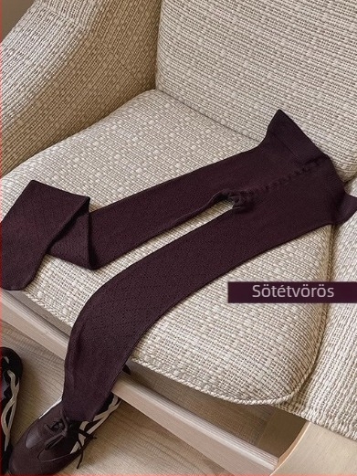 Szürke pamut harisnya rombos mintával, lyukas részletekkel, enyhe nyomás a karcsú vonalért, vékony kivitel tavasz–őszre.