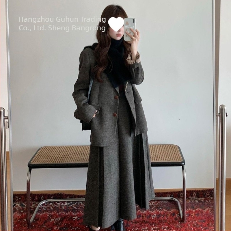 Két részes kosztüm szoknyával: hosszú ujjú blézer és pliszírozott mini szoknya, koreai retro stílusú, női casual szett, PVC és regenerált cellulóz szálak anyaga