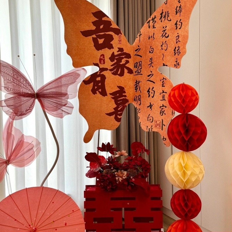 Esküvői helyszín dekoráció hátteret tartalmazó készlet – pillangó táblával, papírból és szalagból