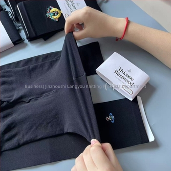 Velúr leggings Szaturnusz hímzéssel tavasz–őszre, 3/4 hossz, nagy rugalmasság, kényelmes viselet