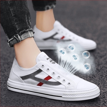 Férfi slip-on sportcipő, csíkos textil felsőrész, kerek orr, alacsony sarok 1–3 cm, gumírozott talp, lélegző