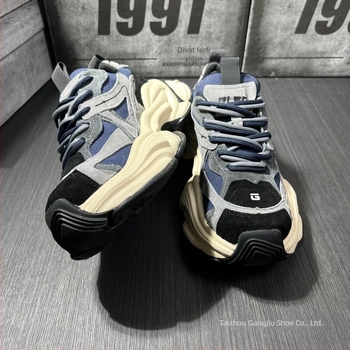 Loaferek több anyagból készült felsőrész, hegyes orr, fűzővel záródó, gumírozott talp, magas nyílás (>11 cm)