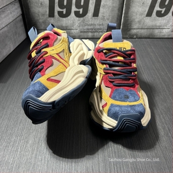 Loaferek több anyagból készült felsőrész, hegyes orr, fűzővel záródó, gumírozott talp, magas nyílás (>11 cm)