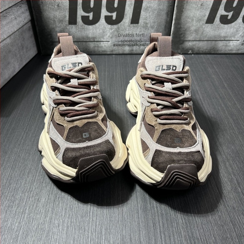 Loaferek több anyagból készült felsőrész, hegyes orr, fűzővel záródó, gumírozott talp, magas nyílás (>11 cm)