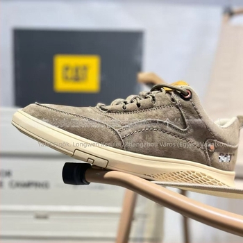 Velúr felsőrészű munkacipő, kerek orr, 1–3 cm-es alacsony sarok, fűzővel záródó, gumí talpú