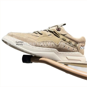 Velúr felsőrészű munkacipő, kerek orr, 1–3 cm-es alacsony sarok, fűzővel záródó, gumí talpú