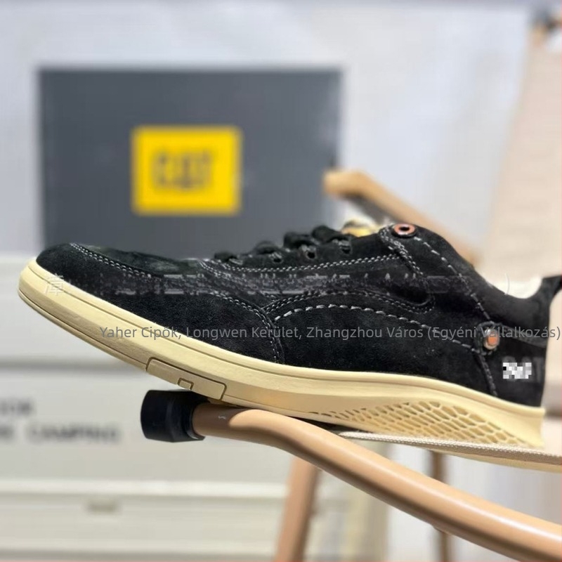 Velúr felsőrészű munkacipő, kerek orr, 1–3 cm-es alacsony sarok, fűzővel záródó, gumí talpú