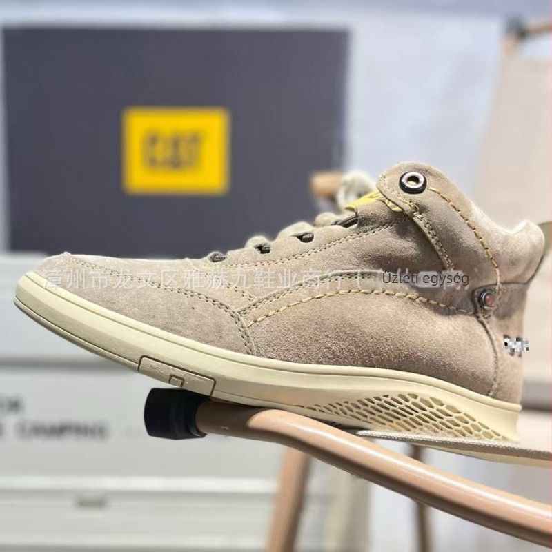 Velúr felsőrészű munkacipő, kerek orr, 1–3 cm-es alacsony sarok, fűzővel záródó, gumí talpú