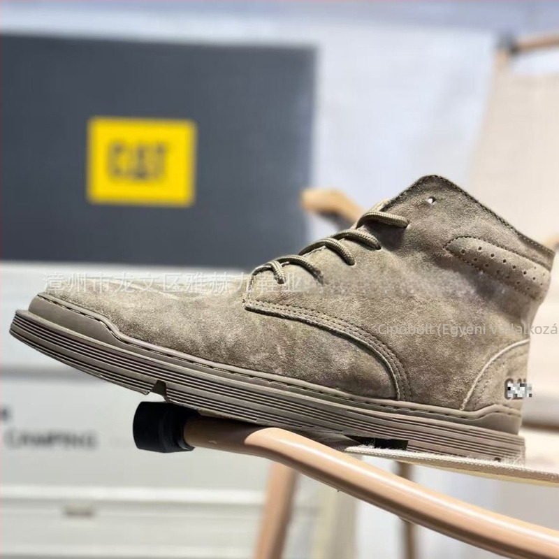 Velúr felsőrészű munkacipő, kerek orr, 1–3 cm-es alacsony sarok, fűzővel záródó, gumí talpú