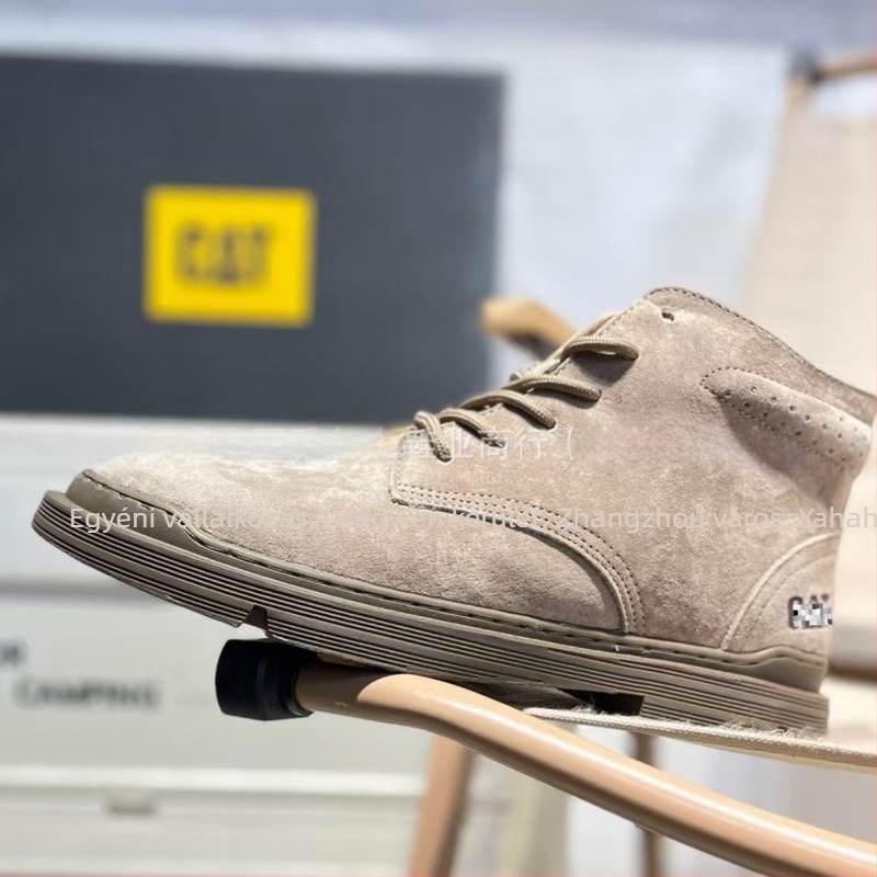 Velúr felsőrészű munkacipő, kerek orr, 1–3 cm-es alacsony sarok, fűzővel záródó, gumí talpú