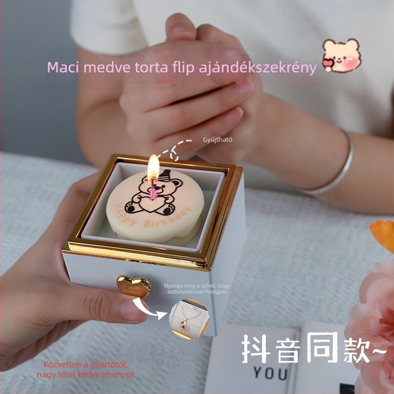 Maci torta motívumú forgó ékszerdoboz nyaklánc csomagoláshoz; műanyag test, tartalmaz ajándékdobozt, színes dobozt és ajándék tasak.