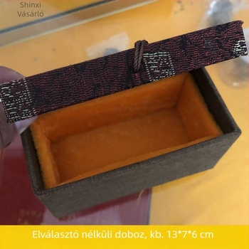 Ékszerdoboz nem szövött anyagból, kivágott mintával és brokátos fedéllel