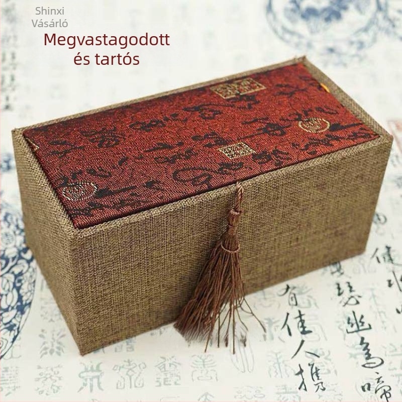 Ékszerdoboz nem szövött anyagból, kivágott mintával és brokátos fedéllel