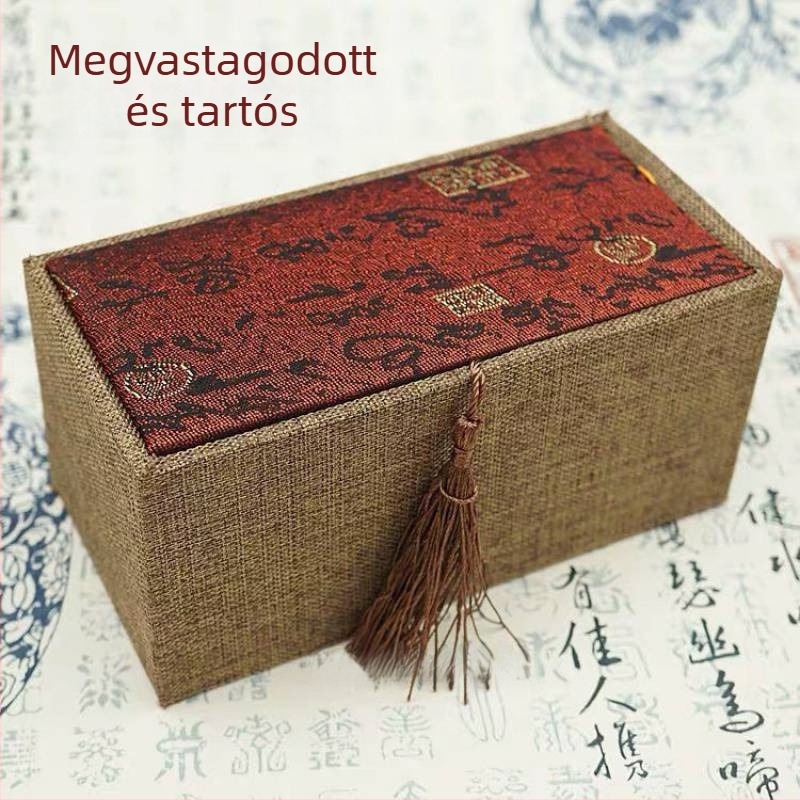 Ékszerdoboz nem szövött anyagból, kivágott mintával és brokátos fedéllel