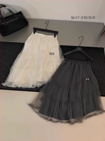 Hálós anyagból készült cake szoknya, középméretű hossz, összeillesztett varrás, enyhe nyúlás