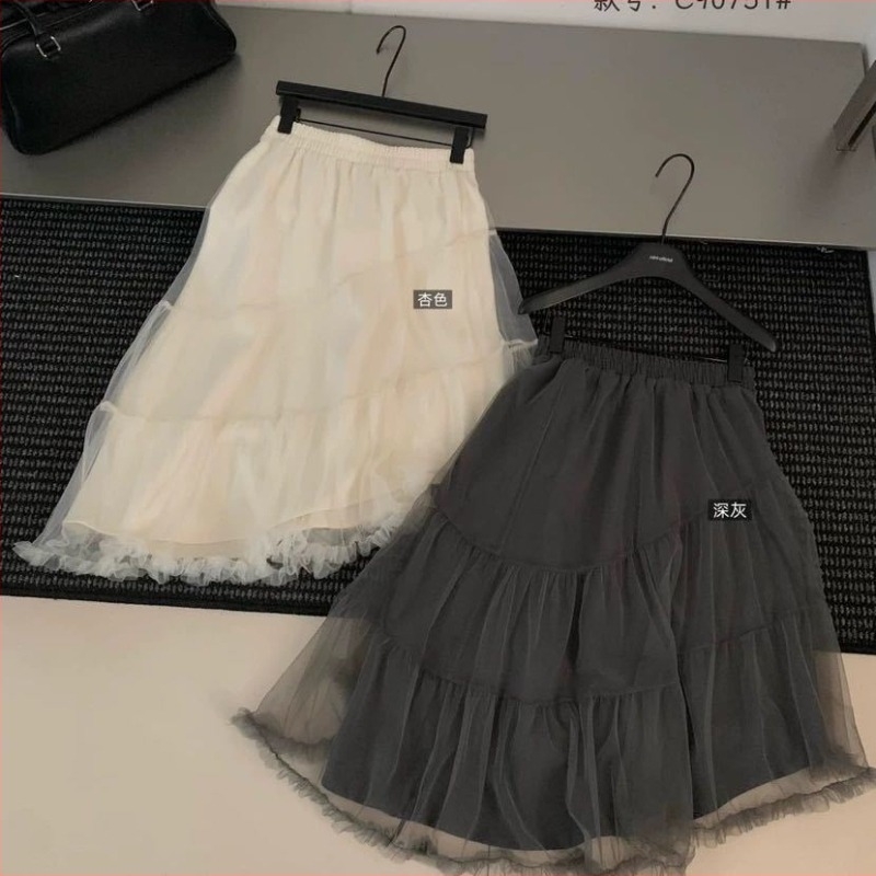 Hálós anyagból készült cake szoknya, középméretű hossz, összeillesztett varrás, enyhe nyúlás