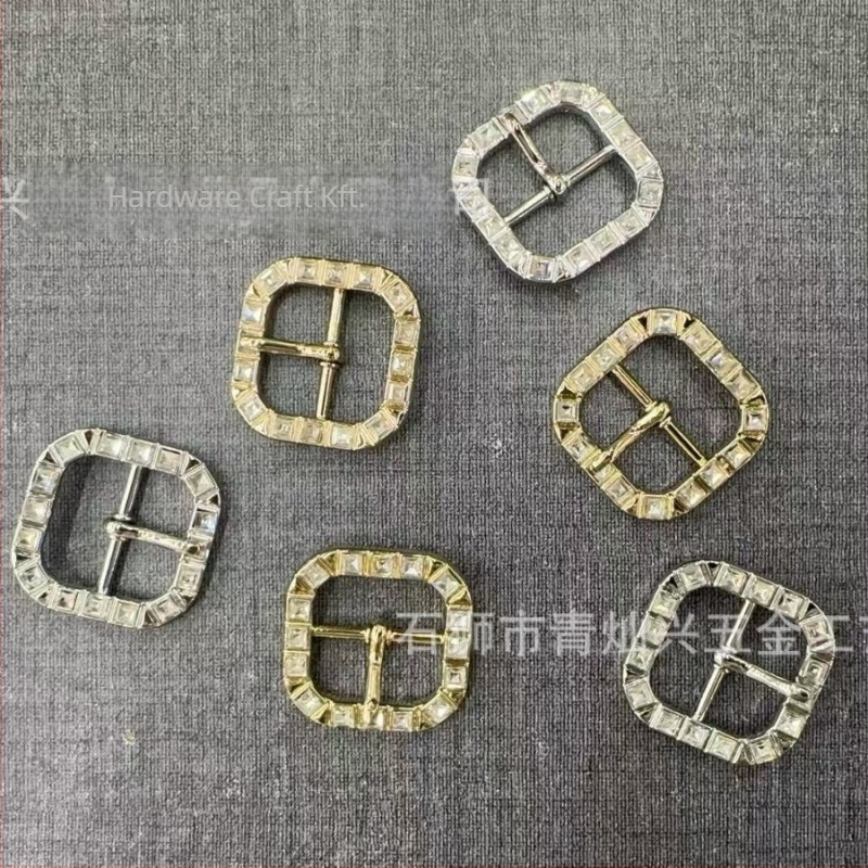 Qingcan négyszögletes csat gyémántos és üveges kivitelben, japán karakteres dizájn, termékkód A48649-25, alkalmas cipőkhöz, sapkákhoz, ruházathoz és övekhez