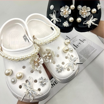 Crocs cipőhöz való fém díszítés: camellia virág és dragonfly kristályokkal, kompatibilis a Crocs dekoratív csatokkal, DIY anyagok