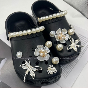 Crocs cipőhöz való fém díszítés: camellia virág és dragonfly kristályokkal, kompatibilis a Crocs dekoratív csatokkal, DIY anyagok