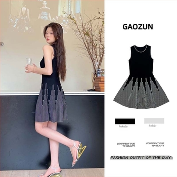 A-vonalú ruha, kerek nyakú, ujjatlan, középméretű hossz, csíkos minta