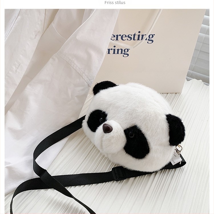 Plüss panda crossbody táska gyerekeknek, hengeres forma, cipzáras zárás, telefontok belső zseb, belső patch zseb