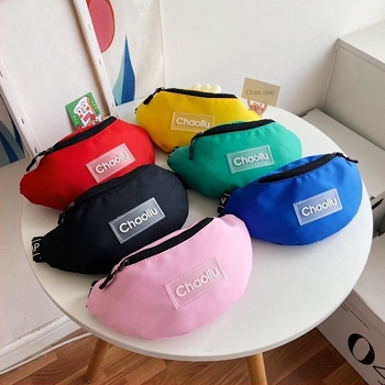 Gyerekeknek készült crossbody táska Oxford anyagból, lopás elleni védelemmel, cipzáras zárás, belső cipzáros zseb, egyoldalas vállpánt