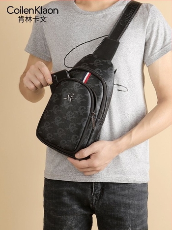Férfiaknak szóló utcai stílusú crossbody táska PVC-ből, betűs mintával, utazáshoz és szabadidőhöz