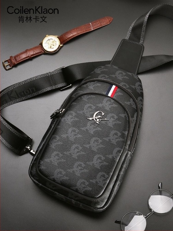 Férfiaknak szóló utcai stílusú crossbody táska PVC-ből, betűs mintával, utazáshoz és szabadidőhöz