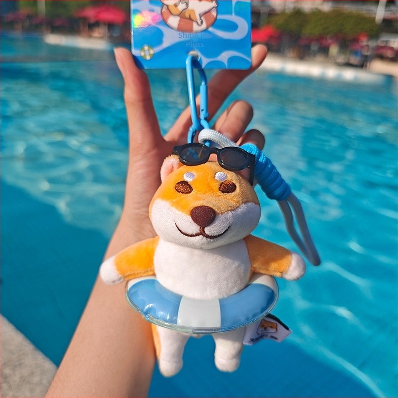 Jinnew Shiba Inu plüss medál nyári témájú úszógyűrűvel — táskadísz és kulcstartó (IP engedélyezett: művészeti és kulturális alkotás, Kurauchi Shiba Inu)