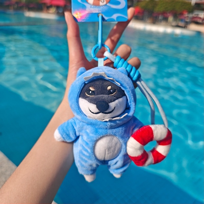 Jinnew Shiba Inu plüss medál nyári témájú úszógyűrűvel — táskadísz és kulcstartó (IP engedélyezett: művészeti és kulturális alkotás, Kurauchi Shiba Inu)