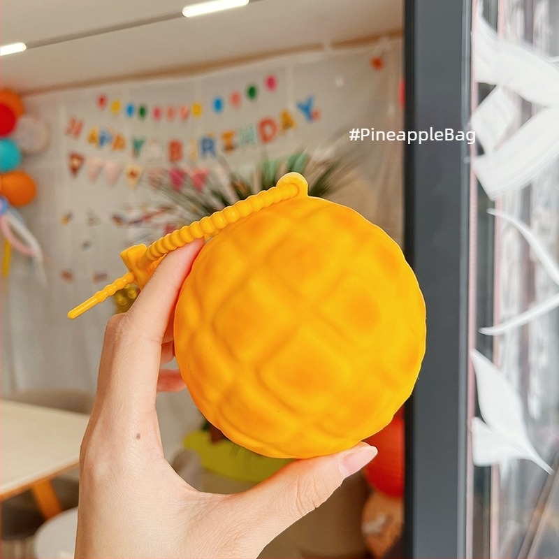 Pénztárca érméknek mini ananászos tárolóval, szilikon anyag, geometriás mintázat, gyerekes rajzfilm-stílus