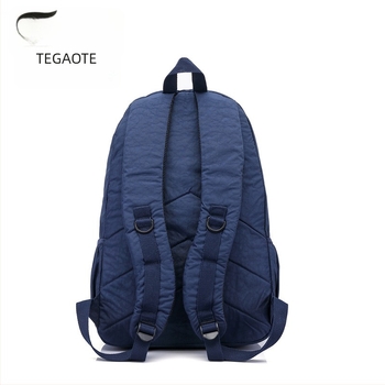 Egyszerű, könnyű sporttáska sokoldalú felhasználásra – vízálló nejlon, 20–35 L kapacitás, légáteresztő és kopásálló, görbe vállpántok