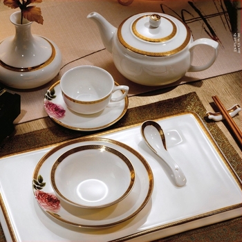 Luxus porcelán étkészlet öt csillagos szállodához aranyszegéllyel, virágos mintával, testreszabható összeállítás.